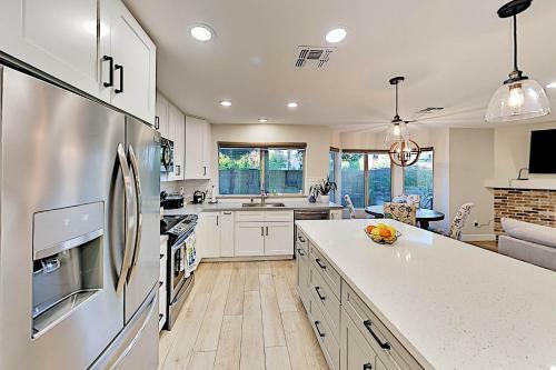 Upgraded Retreat - Poolside Oasis, Patio & Grill Home