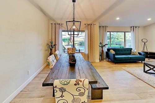 Upgraded Retreat - Poolside Oasis, Patio & Grill Home