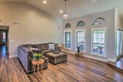 Trendy Phoenix Home With Pool - Walk To Lookout Mtn!