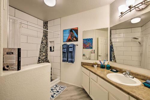 Apartamento Chic Condo With Pool About 3 Mi To Downtown Phoenix!