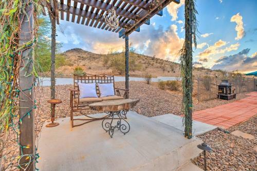 Modern Backhouse With Hot Tub And Tiki Bar Access