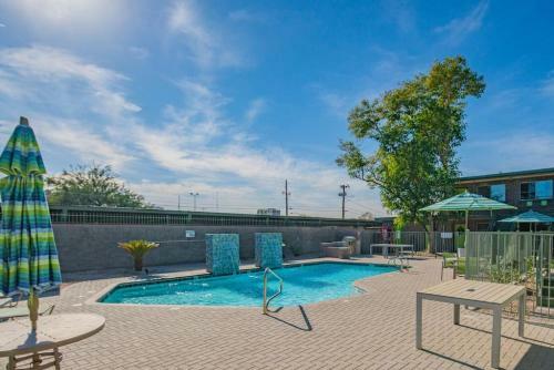 Wanderjaunt -- Mid-century Downtown Phoenix Apartments