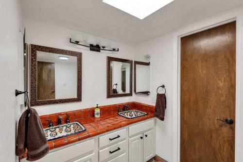 Stylish Scottsdale Home With Yard Pets Welcome