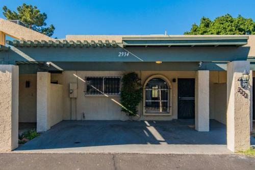 Sleek 2br Townhome | Central Phx By Wanderjaunt