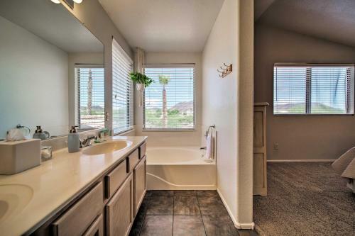 Glendale Escape About 7 Mi To Peoria Sports Complex!