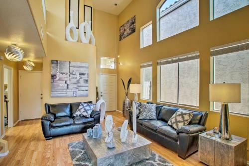 Luxury Glendale Getaway With Hot Tub And Patio!