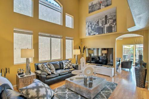 Luxury Glendale Getaway With Hot Tub And Patio!