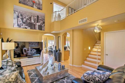 Luxury Glendale Getaway With Hot Tub And Patio!