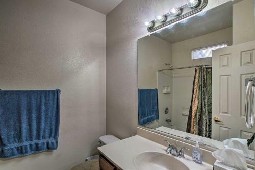 North Phoenix Townhome With Balcony, Pool Access