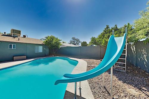 Family Friendly Home With Heated Pool & Waterslide Home