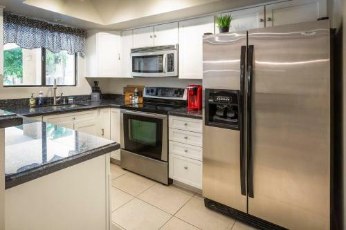 Comfort And Style In The Phoenix Biltmore Area!
