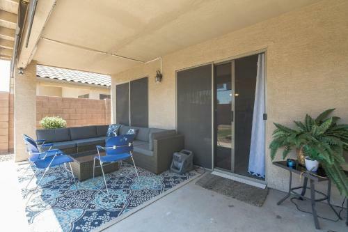 Cozy Home With Spacious Kitchen & Mountain Views