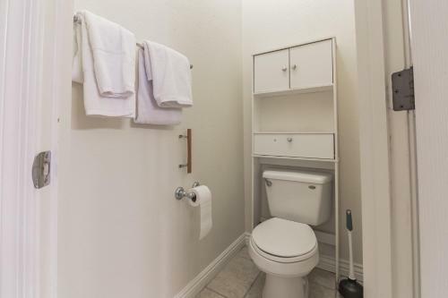 Cozy Home With Spacious Kitchen & Mountain Views