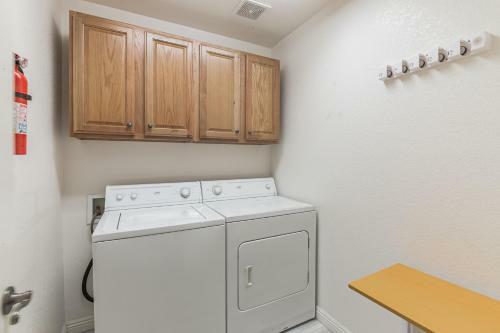 Cozy Home With Spacious Kitchen & Mountain Views