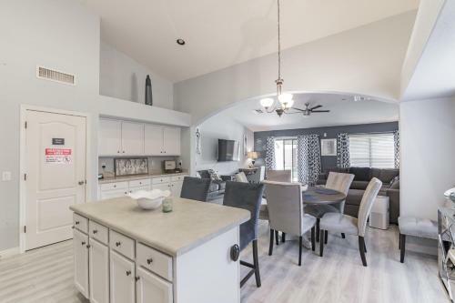 Cozy Home With Spacious Kitchen & Mountain Views