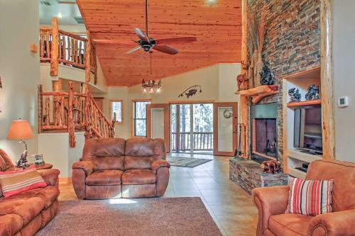Rustic Lakeside Cabin On 3 Acres With Nature Views!