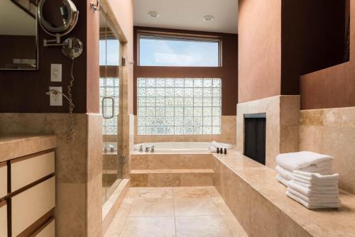 Desert Oasis W/ Pool, Table Tennis, & Fire Pit ? Caspian By Avantstay