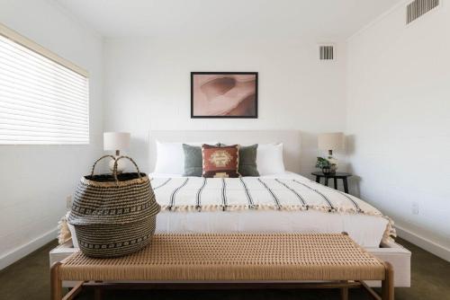Desert Oasis W/ Pool, Table Tennis, & Fire Pit ? Caspian By Avantstay