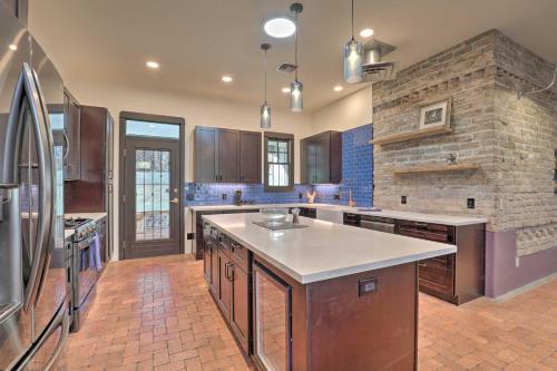 Contemporary Home With Yard - Walk To Uarizona!
