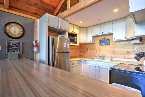 Rustic Prescott Cabin With Loft And 1,000-sq-ft Deck!