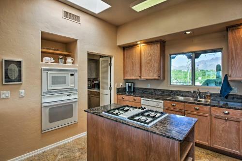 Updated Tucson Home With Panoramic Mtn Views And Pool!