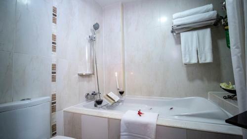 Oak Plaza Hotels East Airport