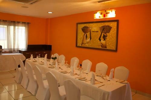 Oak Plaza Hotels East Airport