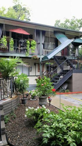 Bed & Breakfast Tradewinds Lodging