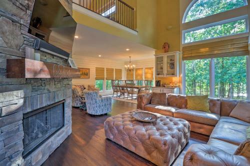 Upscale Lake Retreat With Boat Slips On Greers Ferry!