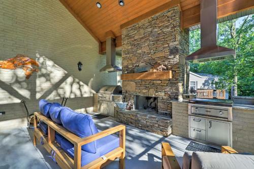 Upscale Lake Retreat With Boat Slips On Greers Ferry!