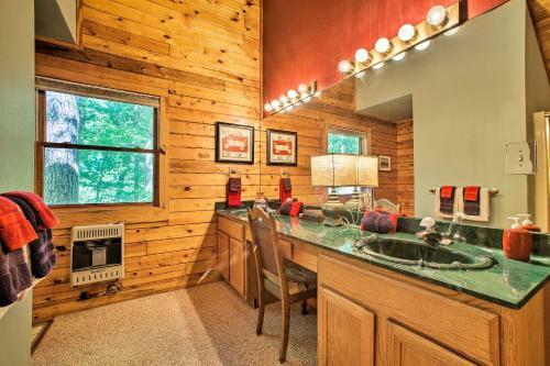 Secluded Studio With Deck, About 8 Miles To Beaver Lake!