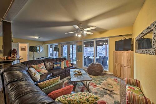 Lakefront Retreat With Dock And Beach 2 Miles To Golf