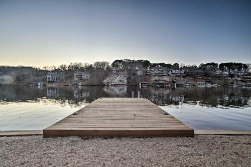 Lakefront Retreat With Dock And Beach 2 Miles To Golf