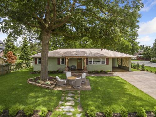 The Hepburn - Walk To Bville Square