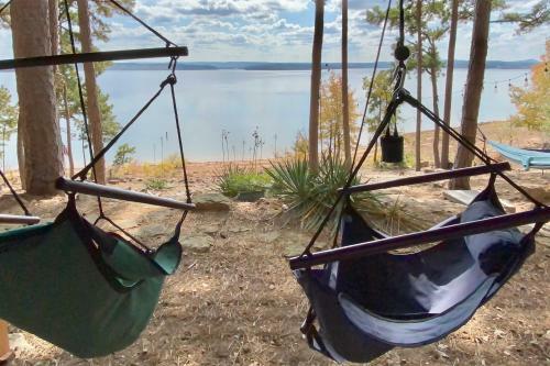 Waterfront Getaway With Furnished Deck And Grill!