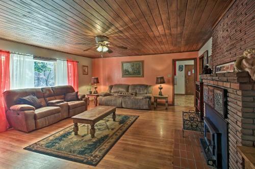 Cozy Home - 2 Mi To Bathhouse Row And Downtown!