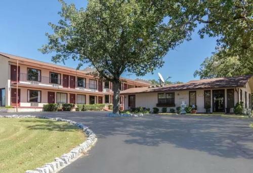 Hotel The Parkwood Inn & Suites
