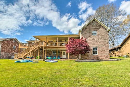 Gorgeous Lakefront Escape With Balcony And Dock!