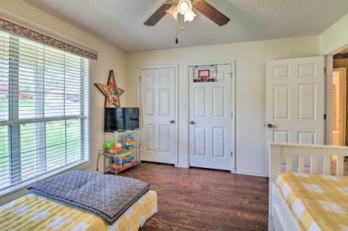 Gorgeous Lakefront Escape With Balcony And Dock!