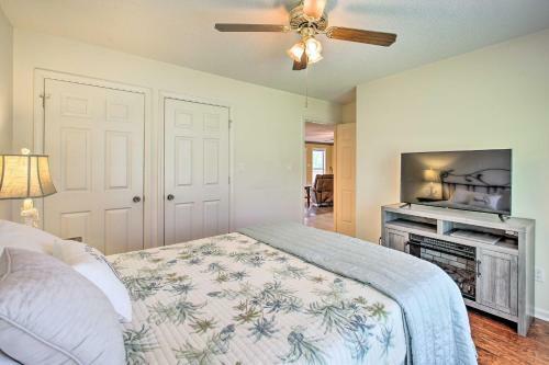 Gorgeous Lakefront Escape With Balcony And Dock!