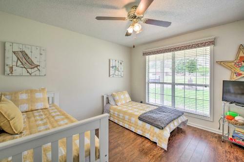 Gorgeous Lakefront Escape With Balcony And Dock!