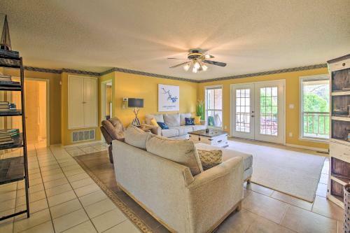 Gorgeous Lakefront Escape With Balcony And Dock!