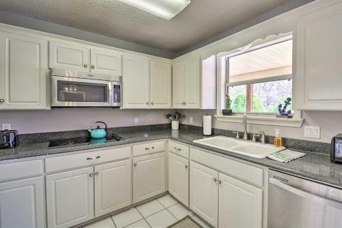Gorgeous Lakefront Escape With Balcony And Dock!