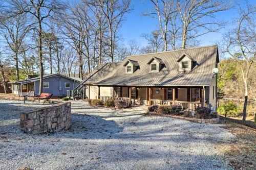 The Captains Quarters In Rogers Dog-friendly