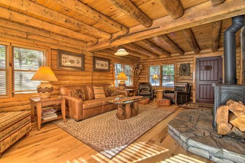 Custom-built Cabin With Spacious Deck 5 Mi To Hiking