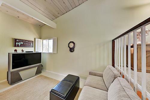 Coastal Getaway With Pool Table - Stroll To Beach Home