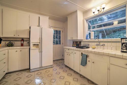 Riverfront Cottage In Redwoods With Decks And Beach!