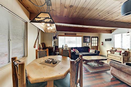 Classic Cabin With Woodsy Deck & Smart Tv Package Cabin