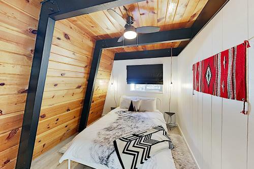 Rustic-chic Remodel With Fireplace, Deck & Hot Tub! Cabin