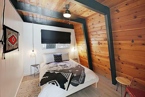 Rustic-chic Remodel With Fireplace, Deck & Hot Tub! Cabin